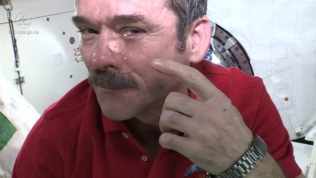 Astronauta muestra cómo se llora en el espacio