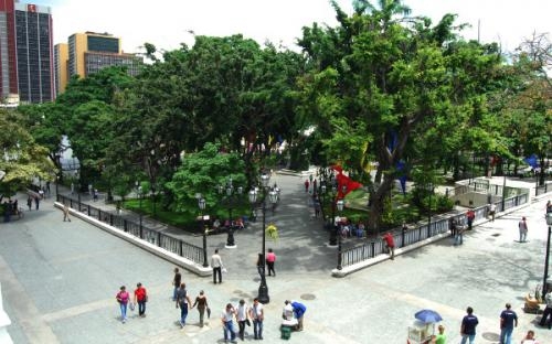 Caraqueños pueden estar conectados a Internet cuando visitan la Plaza Bolívar