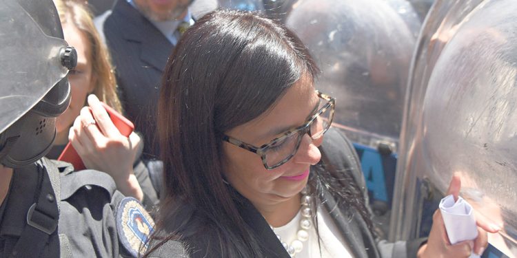 ¡SIN PRECEDENTES! Violencia contra canciller venezolana Delcy Rodríguez + VIDEO