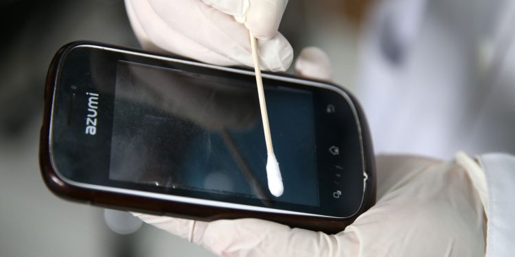 Sepa cómo evitar enfermarse a través del celular (+Limpieza)