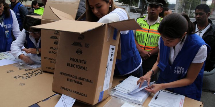 Así va la cosa en Ecuador: faltan 12,3% de actas por escrutar