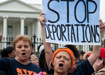 ¡Les llegó la hora a los inmigrantes! La pesadilla se vuelve real y comienzan las deportaciones masivas de Trump