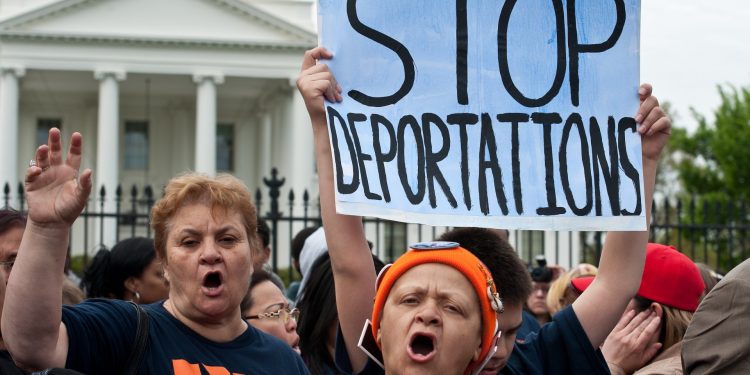 ¡Les llegó la hora a los inmigrantes! La pesadilla se vuelve real y comienzan las deportaciones masivas de Trump
