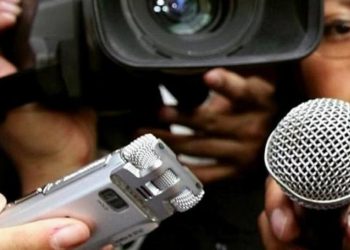 ¡Indignante! Periodistas presionan a herido para que culpe a la policía y no le prestan ayuda (+Video)