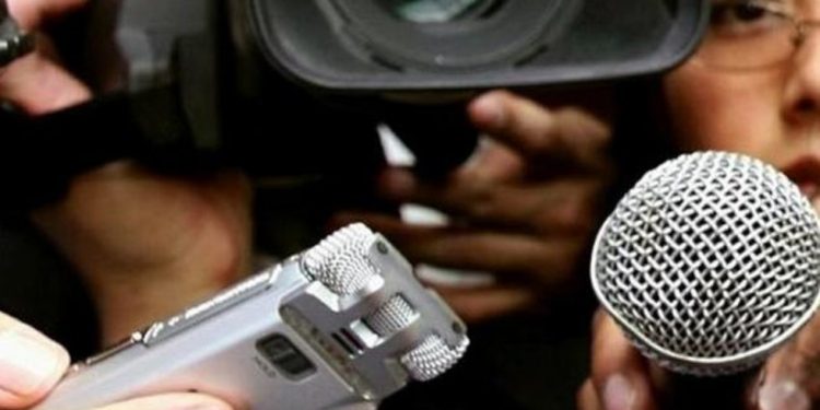 ¡Indignante! Periodistas presionan a herido para que culpe a la policía y no le prestan ayuda (+Video)