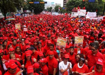 Marea roja se moviliza en defensa de la paz y la Constitución (+Rechazo a planes golpistas)