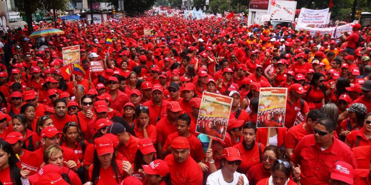Marea roja se moviliza en defensa de la paz y la Constitución (+Rechazo a planes golpistas)