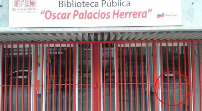 ¡La Locura! Terroristas de oposición atacan biblioteca Oscar Palacios Herrera (+Fotos)