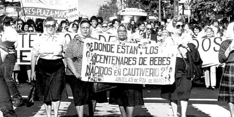 ¡Honor a las Víctimas! Madres de la Plaza de Mayo rinden honores por 40 años de lucha