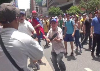 ¡Iracundos y peligrosos! Opositores no se detienen ante nada y continúan agrediendo a diestra y siniestra (+Ataque a equipo periodístico de VTV)