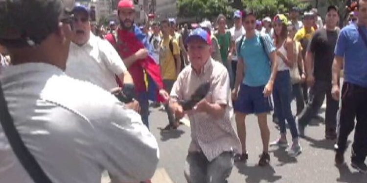 ¡Iracundos y peligrosos! Opositores no se detienen ante nada y continúan agrediendo a diestra y siniestra (+Ataque a equipo periodístico de VTV)