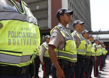 ¡Violencia opositora! Oficial de seguridad fue agredido en Plaza Venezuela 6 ¡Violencia opositora! Oficial de seguridad fue agredido en Plaza Venezuela