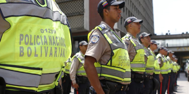 ¡Violencia opositora! Oficial de seguridad fue agredido en Plaza Venezuela