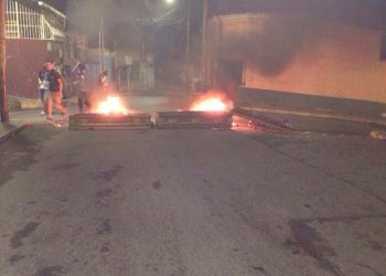 ¡Ni el cementerio se salva! Terroristas queman urnas en Los Teques