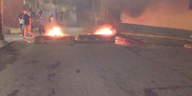 ¡Ni el cementerio se salva! Terroristas queman urnas en Los Teques