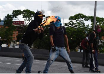 ¡La Locura! Joven se prende en candela en la Francisco Fajardo (+Fotos) 4 ¡La Locura! Joven se prende en candela en la Francisco Fajardo (+Fotos)