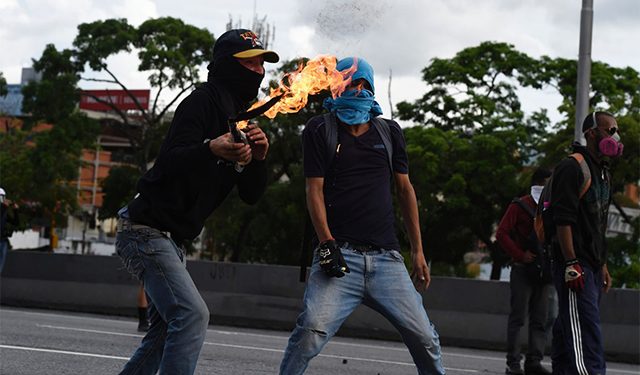 ¡La Locura! Joven se prende en candela en la Francisco Fajardo (+Fotos)