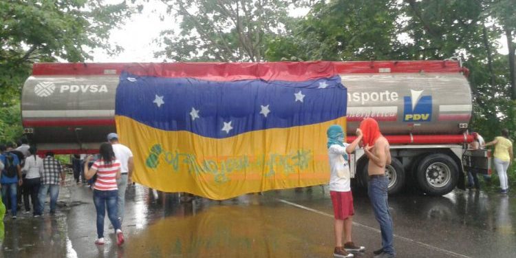 ¡La Nueva Moda del Terrorismo Venezolano! Secuestran gandola en Barinas (+Foto)