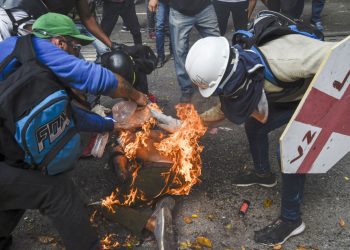 ¡TERROR! Joven es quemado por su compañero durante manifestación en Altamira (+Video y fotos)