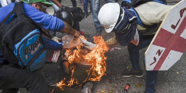 ¡TERROR! Joven es quemado por su compañero durante manifestación en Altamira (+Video y fotos)