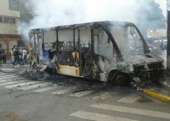En video: Queman autobús en protesta opositora y conductor lo cuenta todo