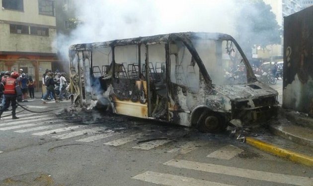 En video: Queman autobús en protesta opositora y conductor lo cuenta todo