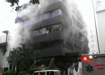 ¡Locos y Piromaníacos! Bandas terroristas incendian sede administrativa de Corpoelec en Valencia (+Vídeo)