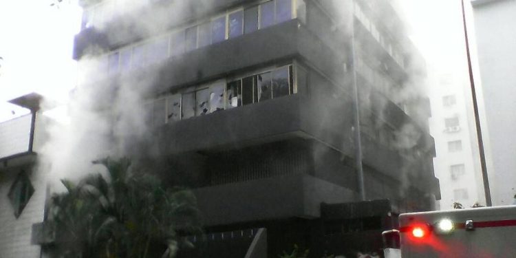 ¡Locos y Piromaníacos! Bandas terroristas incendian sede administrativa de Corpoelec en Valencia (+Vídeo)