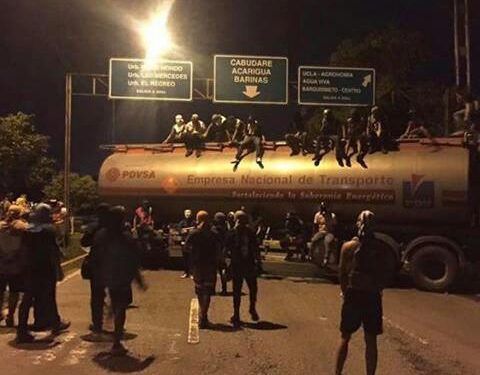 ¡Querían Explotar! Terroristas queman gandola de Pdvsa en Cabudare (+Video)