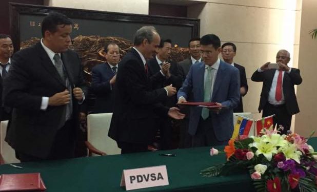 China y Venezuela firman acuerdo petrolero