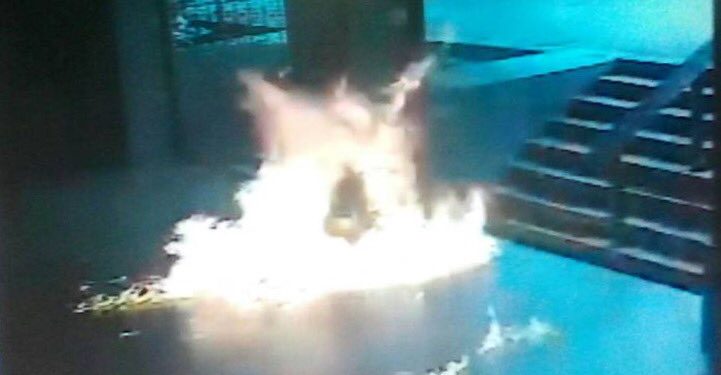 ¡Lo volvieron a hacer! «Pacíficos» de la oposición atacan estación del sistema Metro de Caracas (+Molotov)