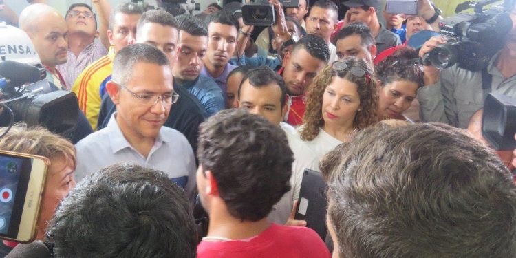Estudiantes del sector opositor llegan a VTV y esto es lo que sucede (+Video)