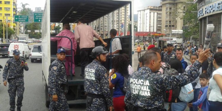 Transportes militares y policiales trasladan a ciudadanos motivado a irresponsable paro del gremio tarifado