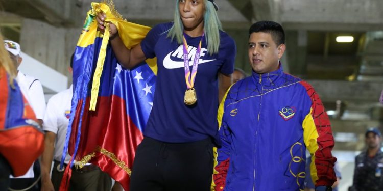 ¡Lo Bailaron! Yulimar Rojas dejó en la tarima a Pedro Infante (+VIDEO)