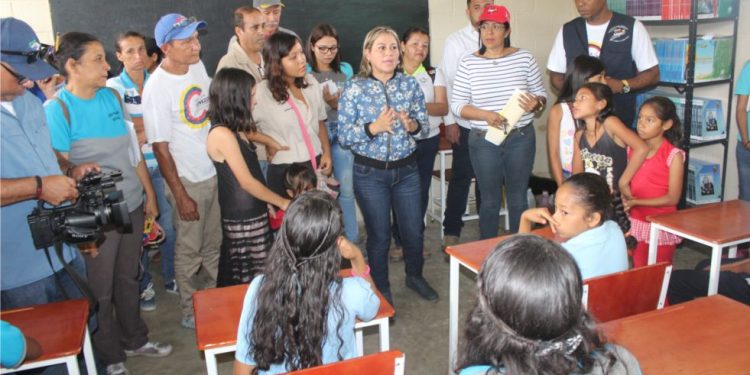 En Lara, el Plan Eco-Socialista Hogares de Paz recupera Liceo Bolivariano María Teresa Ángulo 1 En Lara, el Plan Eco-Socialista Hogares de Paz recupera Liceo Bolivariano María Teresa Ángulo