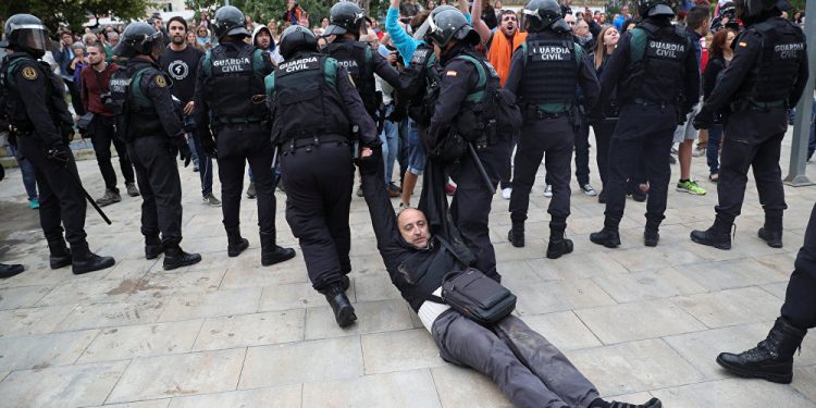 ¿Y los Derechos Humanos? Así golpea la Guardia Civil a Catalanes (+Brutalidad en las Calles)