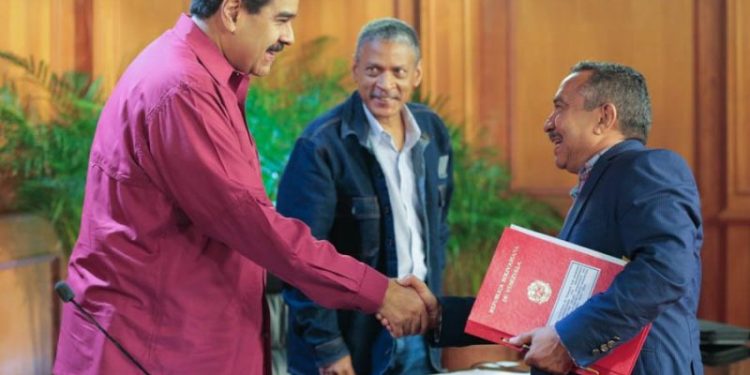 Presidente Maduro firmó primer contrato colectivo de trabajadores del sector salud