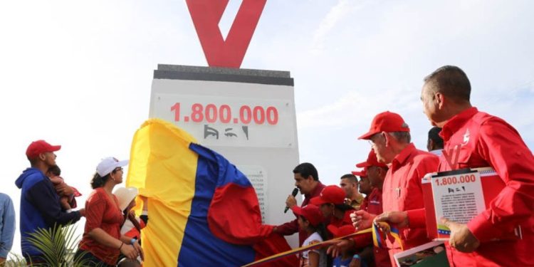 Presidente Nicolás Maduro develó hito de la vivienda 1.800.000
