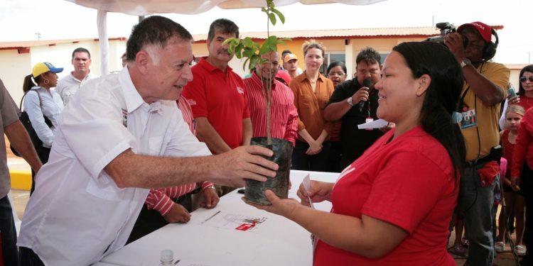 Arias Cárdenas: Pueblo zuliano dio una lección de democracia a los violentos