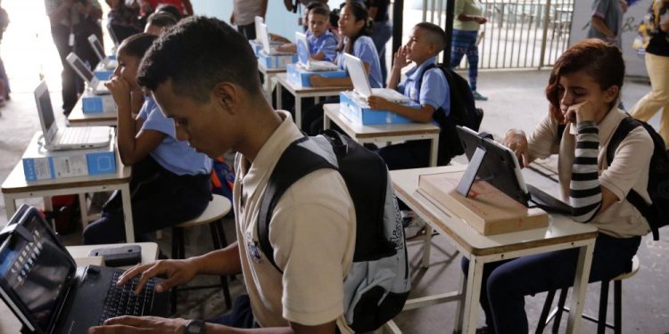 Más de 2 millones de estudiantes de educación media iniciaron periodo escolar 2017 – 2018 (+Galería fotográfica)