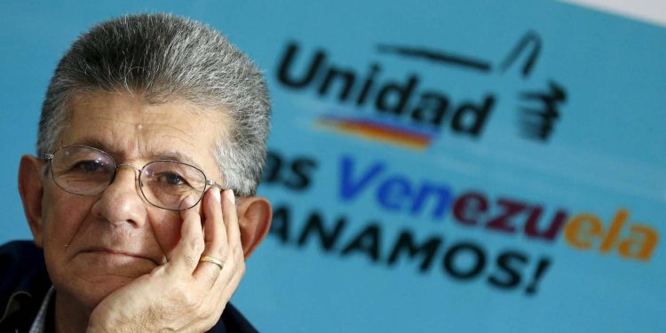 La derecha se divide, insultan y se mandan maldiciones chamánicas