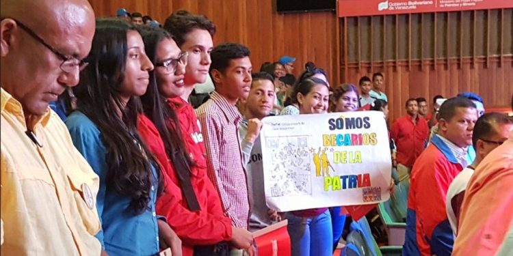 El gobierno apoya a los jóvenes con becas