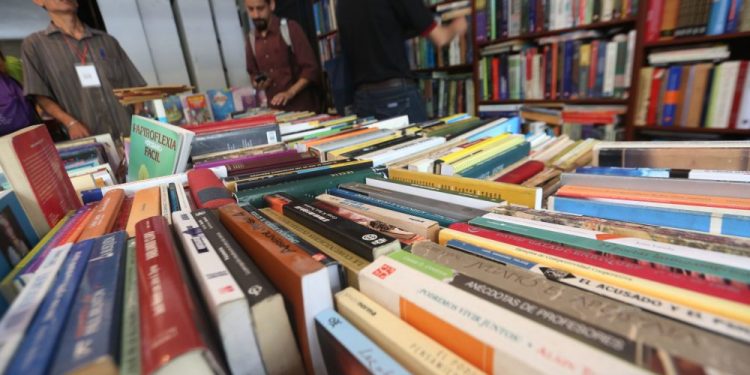 El Libro contra Nosotros versus el Libro de Nosotros