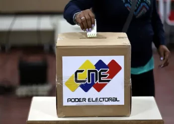 Momentos de poner el voto en la urna electoral