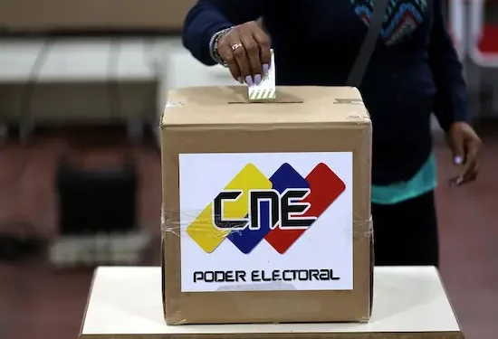 Momentos de poner el voto en la urna electoral