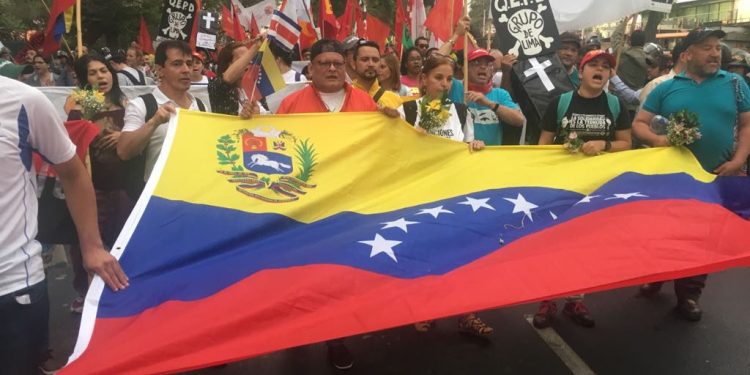 En la Cumbre de Lima, la fuerza de los pueblos contra la “voz del patrón”