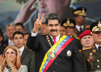 Maduro advierte contra puñalada desde Colombia