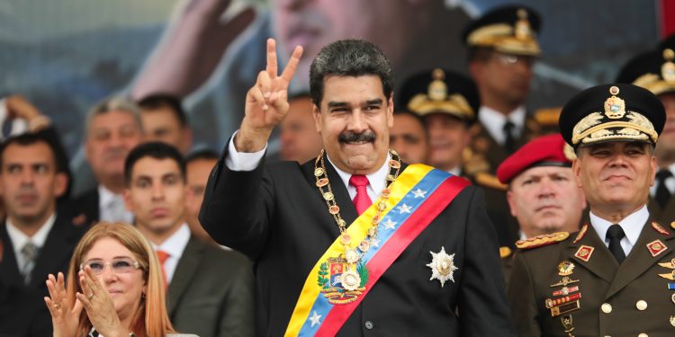 Maduro advierte contra puñalada desde Colombia