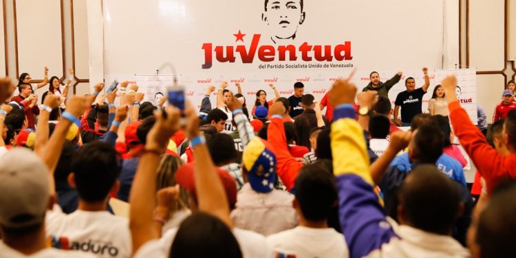 Maduro propone a jóvenes para Concejos Municipales