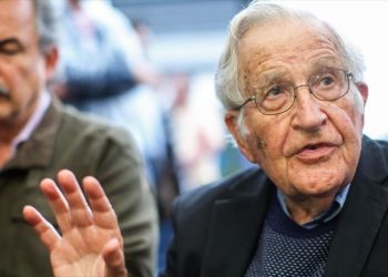 Noam Chomky y 70 intelectuales se pronuncian contra el golpe de estado en Venezuela: